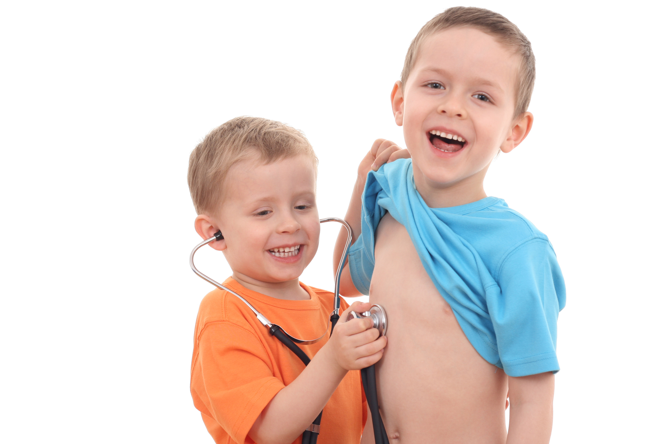 Врач проверяет мальчика. Ребенок с фонендоскопом. Стетоскоп для детей. Дети играют в доктора со стетоскопом. Топлесс дети у врача.